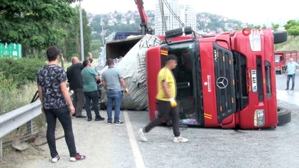 Avcılar’da metal hurda taşıyan kamyon devrildi: 1 yaralı