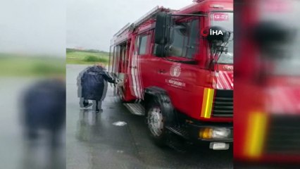 Yaşlı kadın sular altında kalan tek katlı evden böyle kurtarıldı