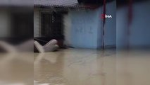 Yaşlı kadın sular altında kalan tek katlı evden böyle kurtarıldı