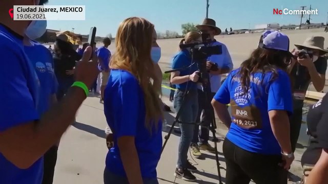 Des familles de migrants réunies à la frontière entre Etats-Unis et Mexique