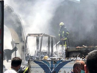Son dakika haberleri: Hurdalıkta çıkan yangında iş makinesi ve kamyonet kül oldu
