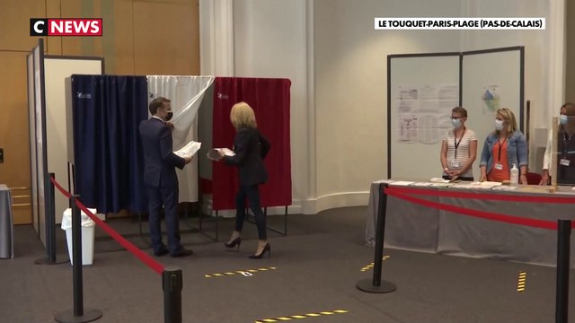 Élections régionales et départementales : défilé de personnalités politiques dans les isoloirs