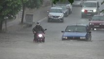 Tekirdağ yağmura teslim: Caddeler suyla doldu, araçlar mahsur kaldı