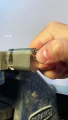 Astuce pour enlever une clé cassée d'une serrure