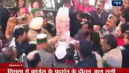 Başbakan'ın kuklasını yakmak isterken kendilerini yaktılar