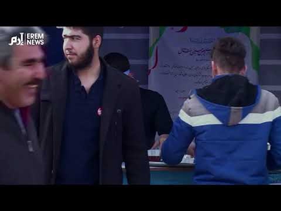 ايرانيون يقدمون الخدمات لحجاج كربلاء على الحدود الإيرانية العراقية