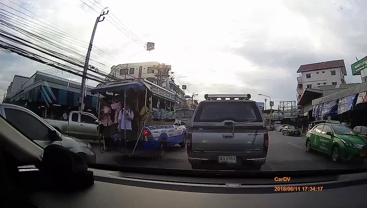 Un enfant tombe du bus scolaire en pleine route... Oups