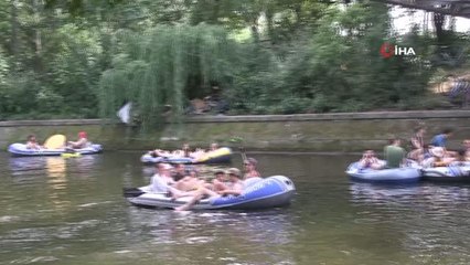 Berlin'de eğlence sektörü çalışanlarından su kanalı üzerinde partili protesto
