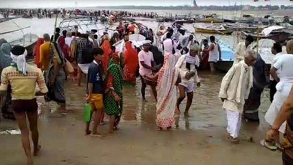 Hundreds gather for holy dip in Ganga flouting Covid norms