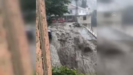 Sağanak nedeniyle su baskınları yaşandı