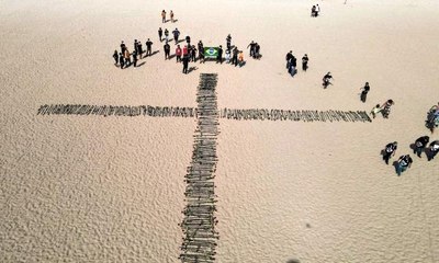 Copacabana Plajı'na Covid-19'dan ölenler anısına 500 gül dikildi