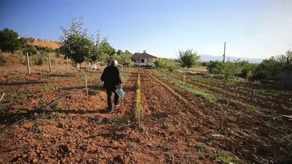 67 yaşındaki Zeki Gür, 33 yıl önce kazandığı üniversiteden mezun oldu
