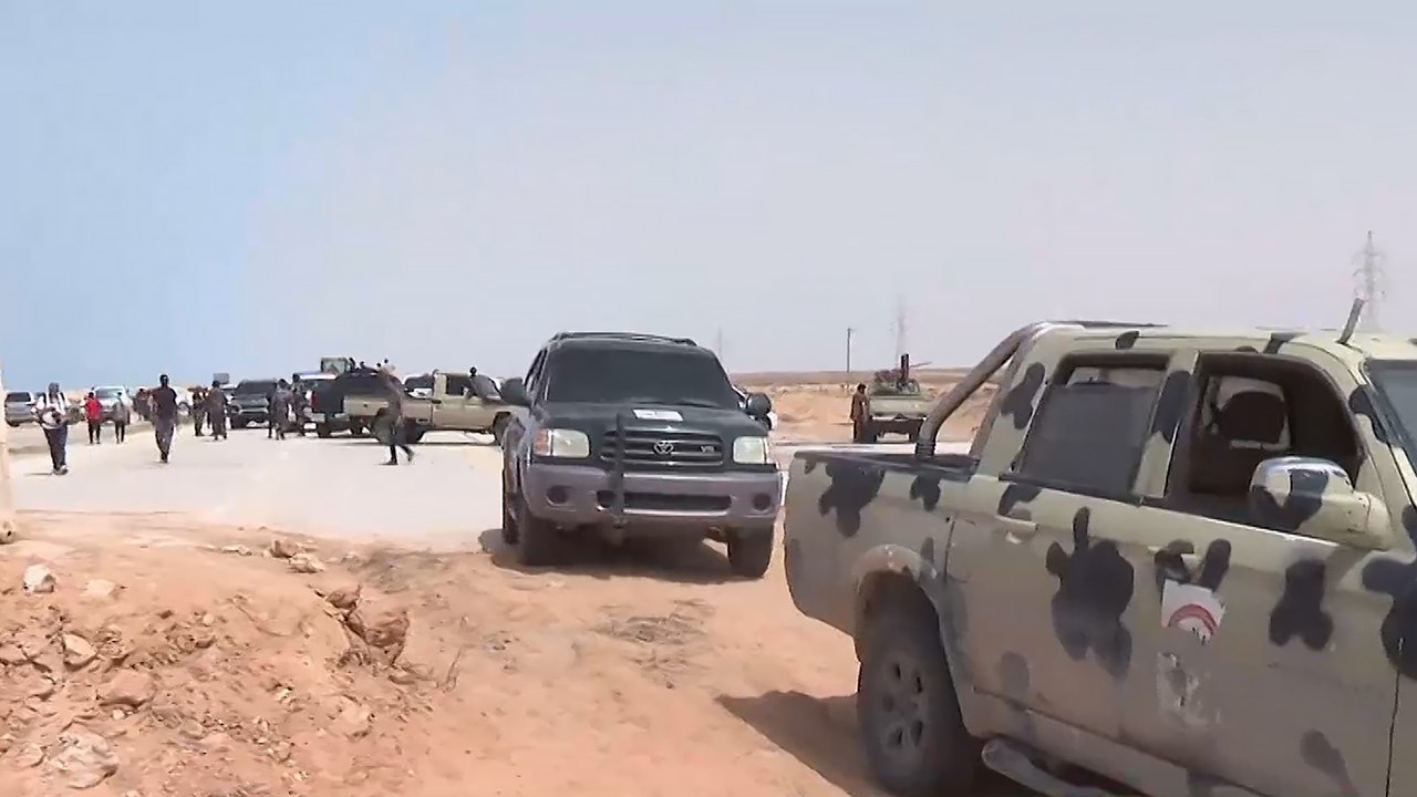 بعد فتحه بموحب اتفاق وقف إطلاق النار.. كاميرا الجزيرة تتجول بالطريق الساحلي الذي يربط غرب ليبيا بشرقها