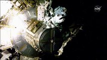 Astronautas da ISS fazem caminhada espacial
