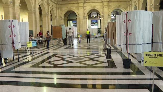 Régionales en France : abstention record et prime aux sortants