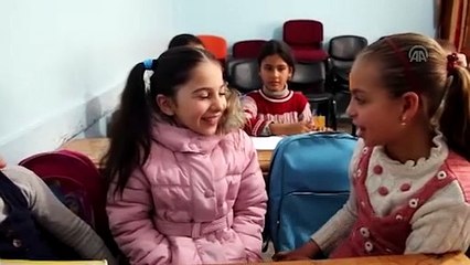 Suriyeli Nur İstiklal Marşı'nı ezbere okuyor