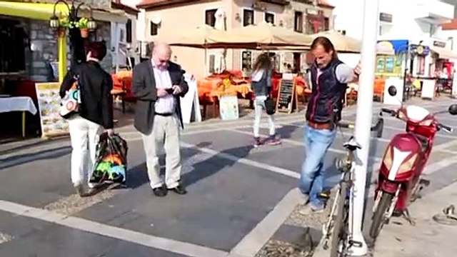 Oltaya takılan balon balığı görenleri şaşırttı