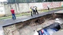 Vehículo cae dentro de un socavamiento