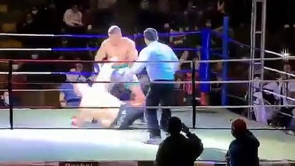 Por perder los estribos y agarrar a patadas a su rival perdió la pelea