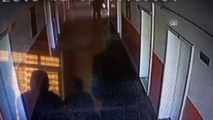 Deprem anı okulun güvenlik kameralarına yansıdı