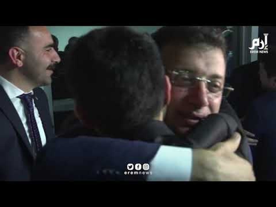 مرشح حزب الشعب الجمهوري المعارض أكرم إمام أوغلو يحتفل بالفوز على مرشح حزب أردوغان لبلدية اسطنبول