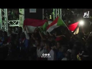 سودانيون يحتجون أمام القيادة العامة للجيش بعد تعهد "البرهان" بتسليم السلطة للشعب