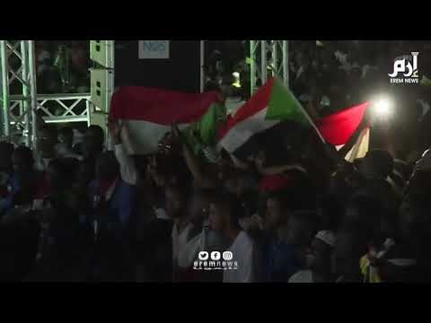 سودانيون يحتجون أمام القيادة العامة للجيش بعد تعهد البرهان بتسليم السلطة للشعب