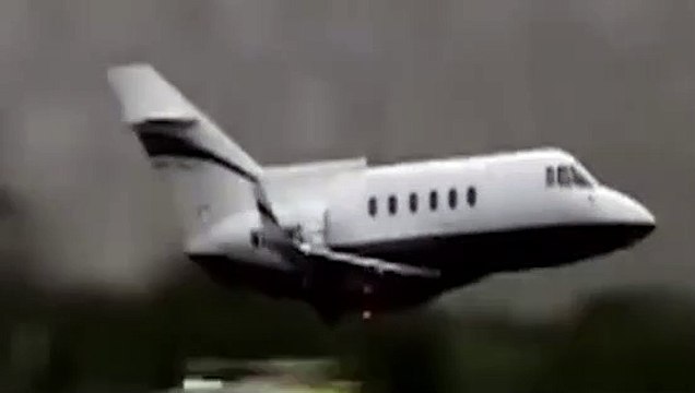 İniş takımları açılmayan uçak böyle iniş yaptı