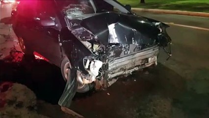 Motorista bate Corola contra poste no Centro da cidade e mobiliza equipe do Siate