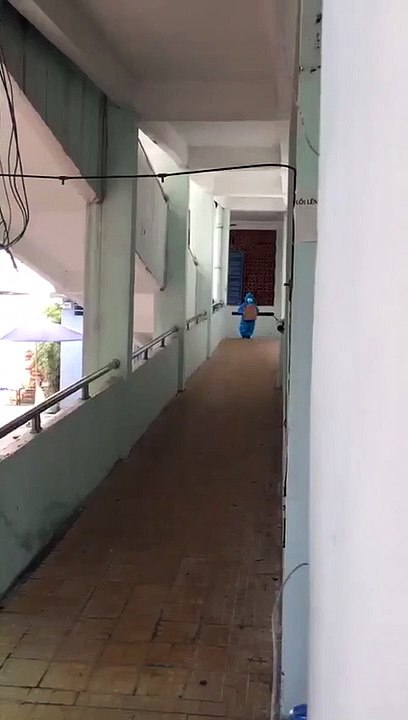 Cậu bé tự bê đồ để đi điều trị Covid-19