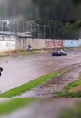 Vea el momento cuando se hundió el automóvil