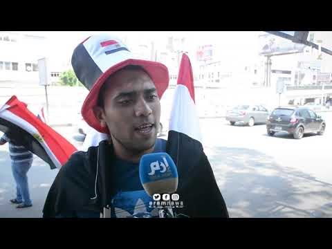 بيع الأعلام.. مهنة البحث عن لقمة العيش خلال 28 يومًا