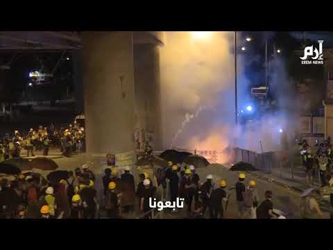 شرطة هونغ كونغ تطلق الرصاص المطاطي والغاز المسيل للدموع لتفريق تظاهرة ضد عصابات القمصان البيضاء