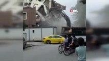 Ağır hasarlı binanın çöktüğü anlar kameralarda