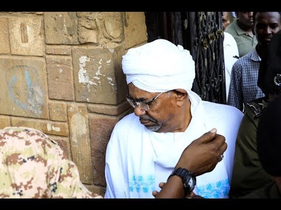 أول ظهور للرئيس السوداني المخلوع عمر البشير منذ الإطاحة به في 11 أبريل الماضي