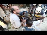 لحظات تحبس النفاس.. عملية إنقاذ رجل من تحت الأنقاض في إدلب السورية
