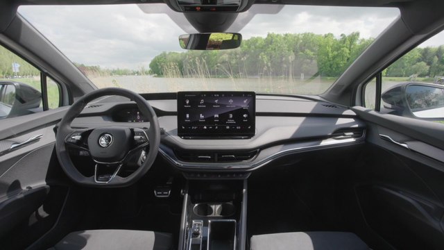 Der neue SKODA ENYAQ SPORTLINE iV - Multifunktions-Sportlenkrad mit drei Speichen und Lederbezug mit Kontrastnähten