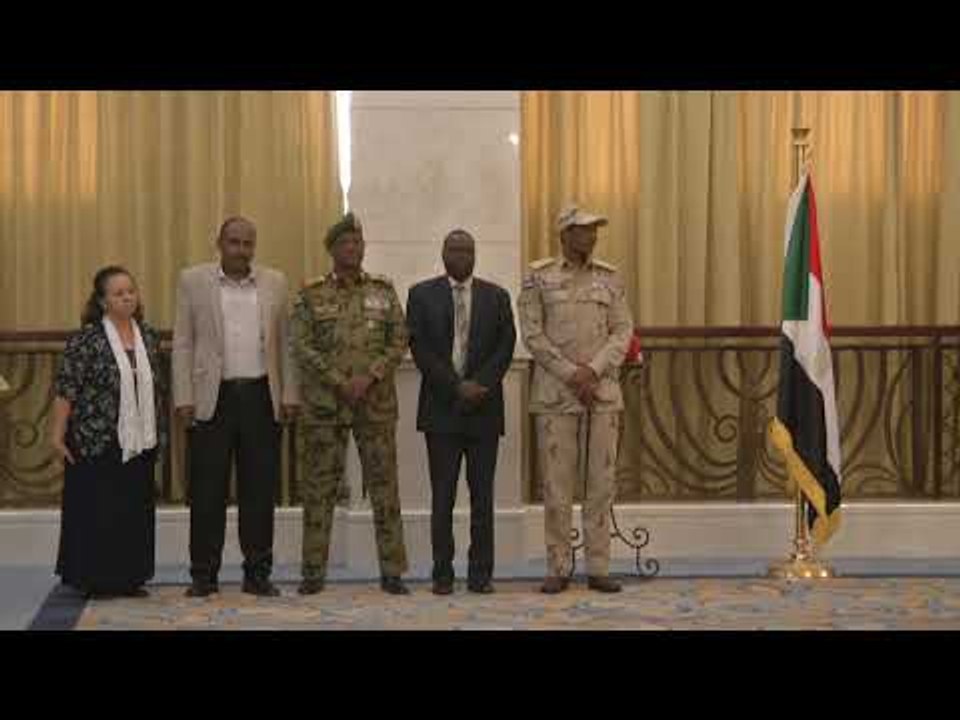 السودان.. وزراء الحكومة الانتقالية يؤدون اليمين الستورية‎