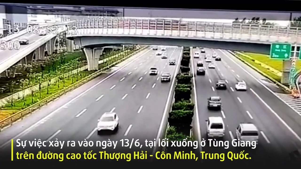 Clip: Xe ben lật nghiêng trên cầu khiến nhựa đường đổ trúng nhiều ô tô