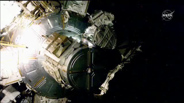 Espectacular caminata de dos astronautas de la Estación Espacial Internacional
