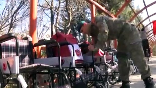 Türk askerinden Afgan engellilere tekerlekli sandalye yardımı