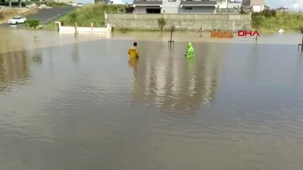 TEKİRDAĞ ÇORLU'DA SAĞANAK; SUYLA KAPLANAN SOKAKLARDA ARAÇLAR MAHSUR KALDI