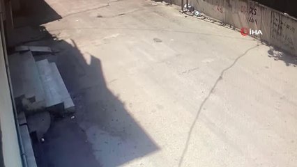 Çantasını almak için genç kadını yumruklayıp sürüklediler