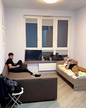 Ces amis lui font une mauvaise blague en l'éjectant du lit