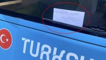 A Milli Takım otobüsü camına 'Fenerbahçe düşmanı Şenol Güneş' kağıdı yapıştırıldı