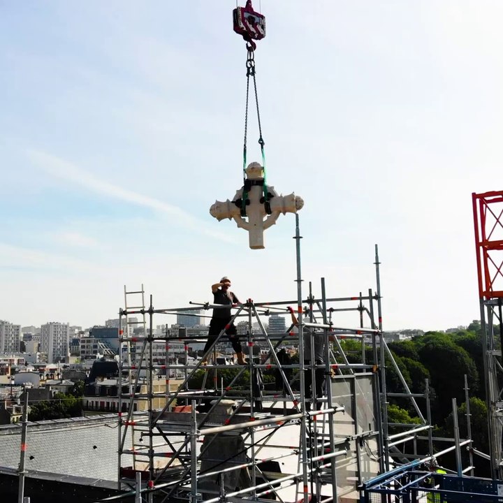 Repose des croix de la basilique Notre-Dame-du-Perpétuel-Secours à 55m de hauteur