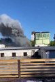 Un entrepôt de feux d'artifice prend feu