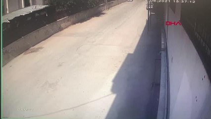 ADANA ÇANTASINI ALMAYA ÇALIŞTIKLARI KADINI YERDE SÜRÜKLEDİLER