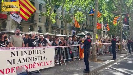 Els manifestants de la Rambla criden: "1-O, ni oblit, ni perdó!"