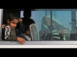 الأهالي ينزحون من قرية أبو رأسين بشمالي شرق سوريا هربا من القصف